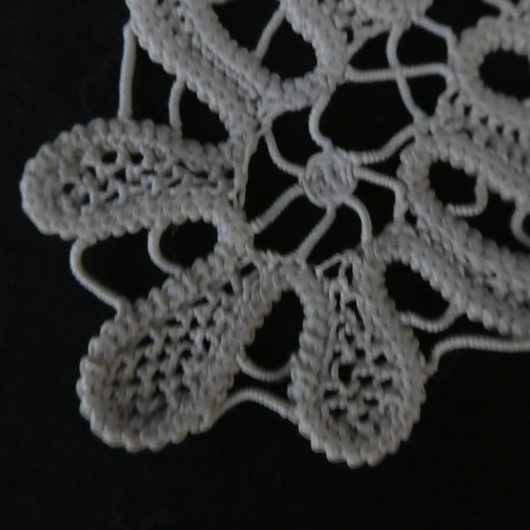 Beautiful Vintage Handmade Crochet Doily - Picture 4 of 6